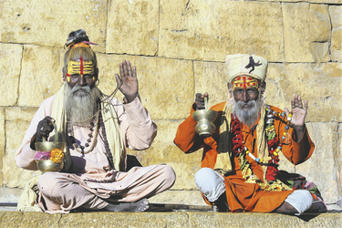 Zwei hinduistische Sadhus auf dem Ghat