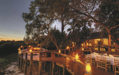 Camp Okavango am Abend, ©Desert & Delta Safaris