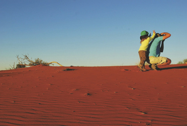 Mit Kind in der Kalahari