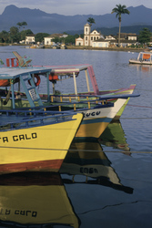 Fischerboote im Hafen von Parati