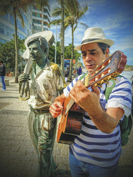 an der Statue von Tom Jobim