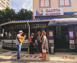 Vor der Garota Bar in Ipanema