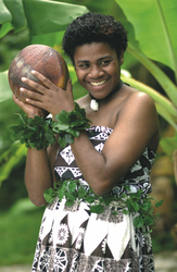 Fijianerin in traditioneller Tapakleidung