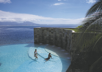 Pool im Manava Tahiti © T. McKenna, ©tim-mckenna.com/tahitiflyshoot