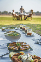 Mittagessen im Freien bei Tena Tena, ©Dana Allen www.photosafari-africa.com