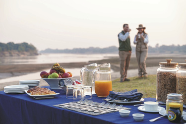 Frühstück im Freien im Nsefu Camp, ©Dana Allen www.photosafari-africa.com