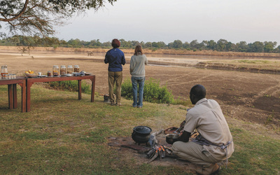 Tierbeobachtung beim Frühstück, ©Robin Pope Safaris