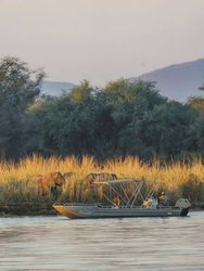 Bootsfahrt auf dem Zambezi Fluss, ©Dulini Anabezi / Rachel Rebibo