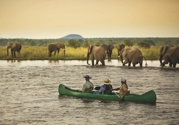 Kanufahrt auf dem Zambezi Fluss, ©Dulini Anabezi / Rachel Rebibo